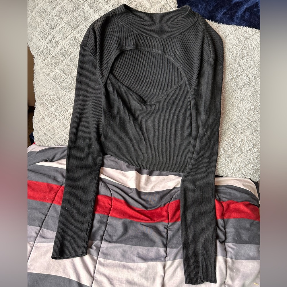 Cute cut out long sleeve crop top